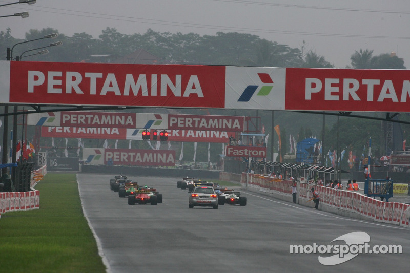 Start: Jonny Reid takes the lead