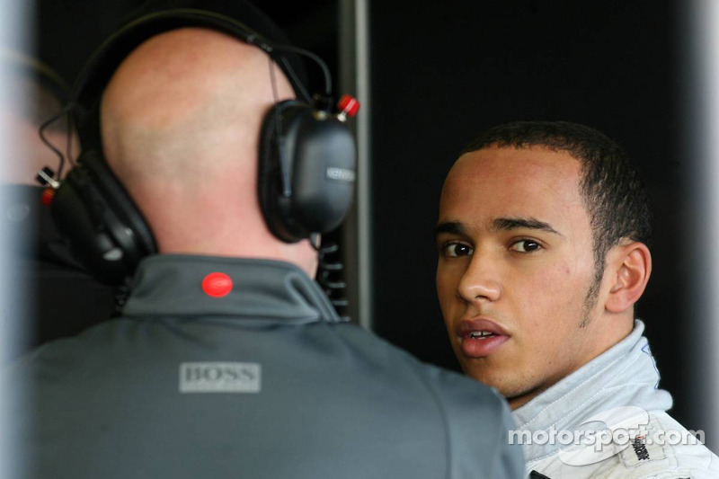 Накануне Гран При Китая прошел слух, будто McLaren может усадить за руль своего юного протеже, лидера GP2 Льюиса Хэмилтона – но команда опровергла эти предположения, подтвердив участие Педро де ла Росы (тот сам заменил в середине сезона покинувшего Ф1 Хуана-Пабло Монтойю).