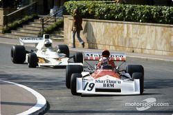 Clay Regazzoni leads Denny Hulme