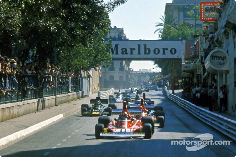 Clay Regazzoni, Ferrari, lidera GP de Mônaco, à frente de Niki Lauda, companheiro de equipe