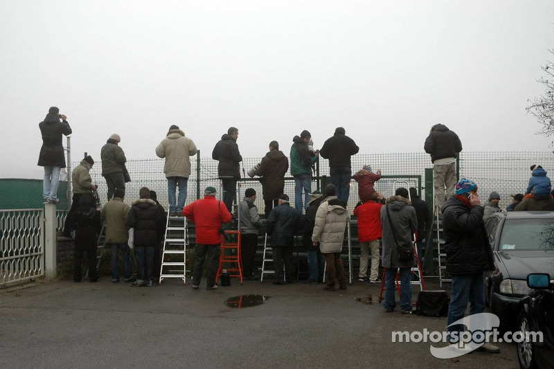 Fotografen warten auf Felipe Massa im Ferrari F2007