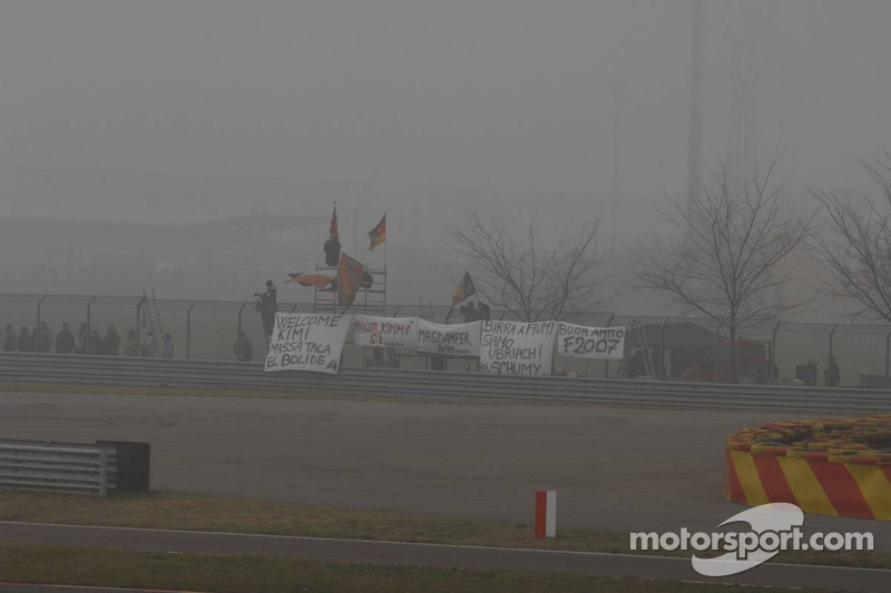 Des tifosi sont là pour voir Felipe Massa dans la Ferrari F2007