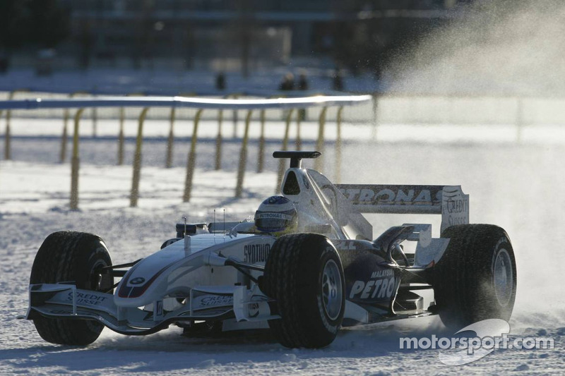 Nick Heidfeld im BMW-F1-Auto auf Spike-Reifen im Schnee von St. Moritz