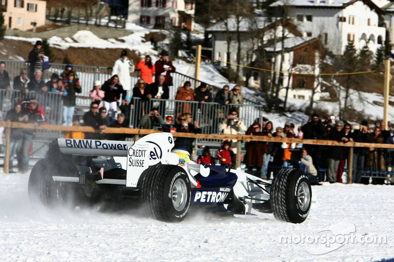 Nick Heidfeld im BMW-F1-Auto auf Spike-Reifen im Schnee von St. Moritz