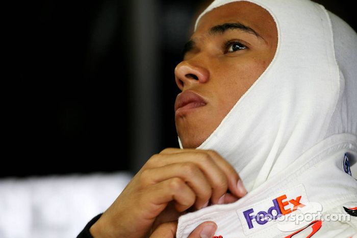 Lewis Hamilton se estrenó con 22 años, 2 meses y 11 días, con solo cinco meses menos que el alemán. Fue con McLaren, en el GP de Australia 2007. Y subió al podio (3º)