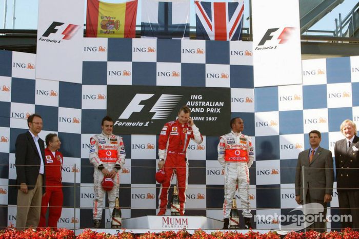 Podio: ganador Kimi Raikkonen, segundo lugar Fernando Alonso, tercer puesto, Lewis Hamilton