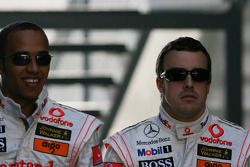 Льюис Хэмилтон, McLaren Mercedes и Фернандо Алонсо, McLaren Mercedes