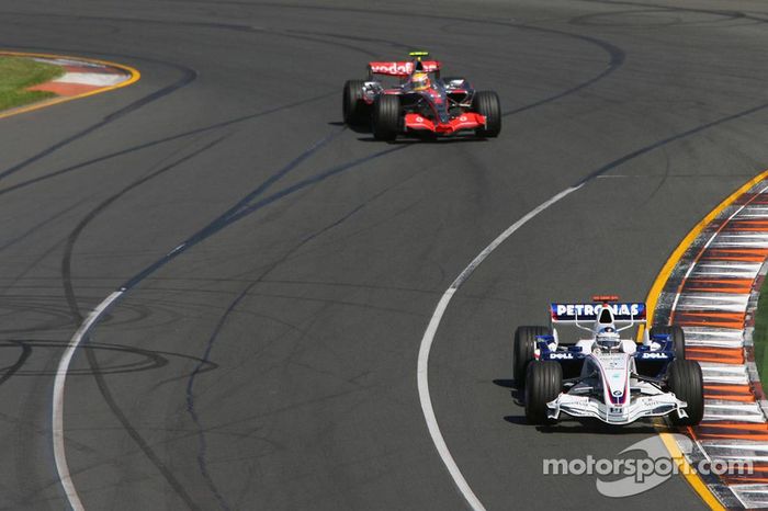 Nick Heidfeld, BMW Sauber F1 Team, F1.07, y Lewis Hamilton, McLaren Mercedes, MP4-22