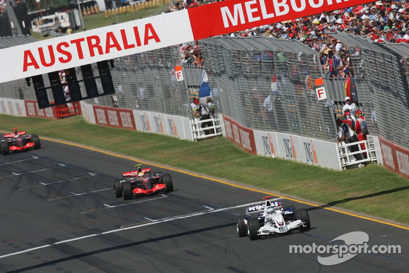 Nick Heidfeld, BMW Sauber F1 Team, F1.07, y Lewis Hamilton, McLaren Mercedes, MP4-22