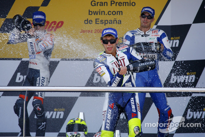 Podio: champagne per Valentino Rossi, Dani Pedrosa e Colin Edwards