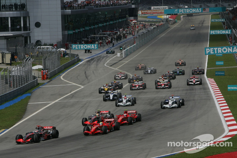 Start: Fernando Alonso, McLaren Mercedes, MP4-22, ve front, Felipe Massa, Scuderia Ferrari, F2007, v