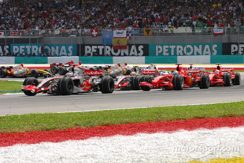 Start: Fernando Alonso, McLaren Mercedes, MP4-22, leads
