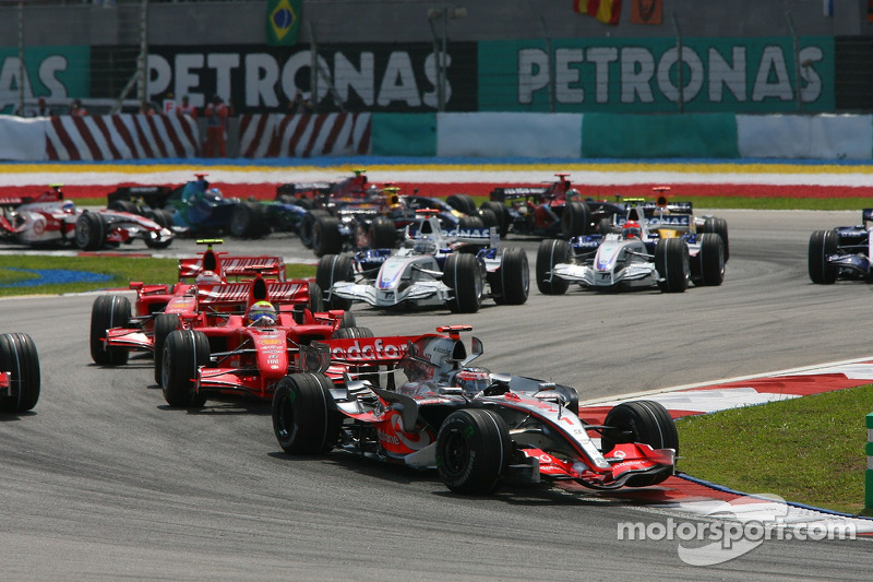Start: Fernando Alonso, McLaren Mercedes, MP4-22, leads