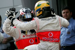 Yarış galibi Fernando Alonso kutlama yapıyor ve Lewis Hamilton