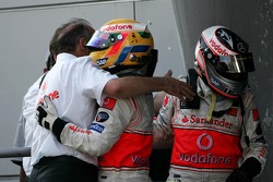 Yarış galibi Fernando Alonso kutlama yapıyor ve Lewis Hamilton ve Ron Dennis