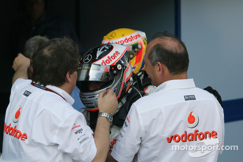 Yarış galibi Fernando Alonso kutlama yapıyor ve Lewis Hamilton. Norbert Haug ve Ron Dennis