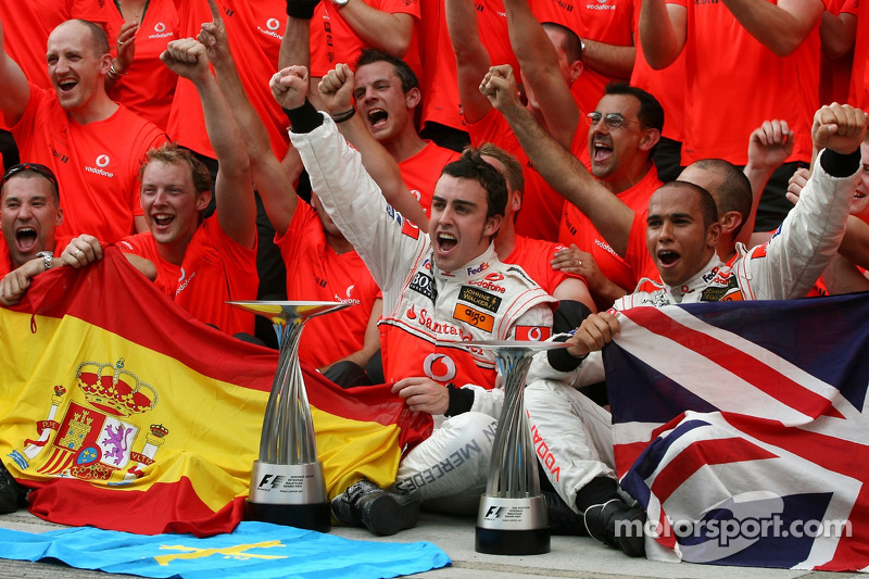 Victory celebration, McLaren: Lewis Hamilton, Fernando Alonso