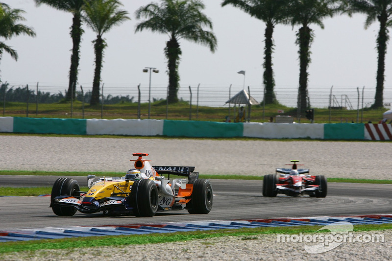 Giancarlo Fisichella, Renault F1 Team, R27 y Jarno Trulli, Toyota Racing, TF107