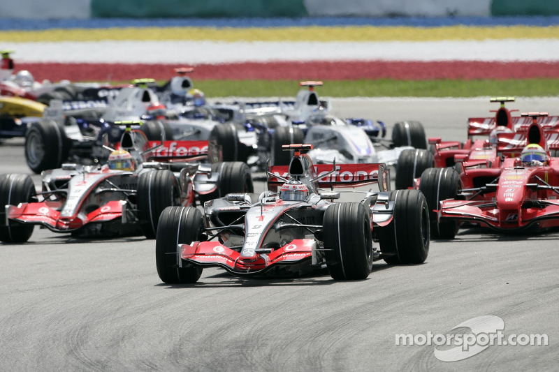 Salda: Fernando Alonso, McLaren Mercedes, MP4-22, lidera