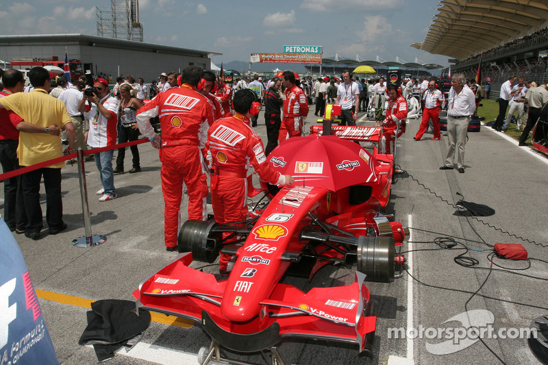 Ferrari en parrilla