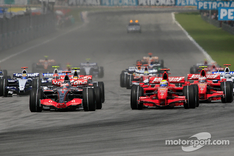 Start: Fernando Alonso, McLaren Mercedes, MP4-22 and Felipe Massa, Scuderia Ferrari, battle for the 