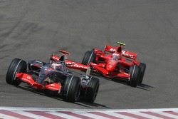 Fernando Alonso, McLaren Mercedes, MP4-22 ve Kimi Raikkonen, Scuderia Ferrari, F2007