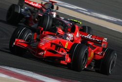 Kimi Raikkonen, Scuderia Ferrari, F2007 ve Fernando Alonso, McLaren Mercedes, MP4-22