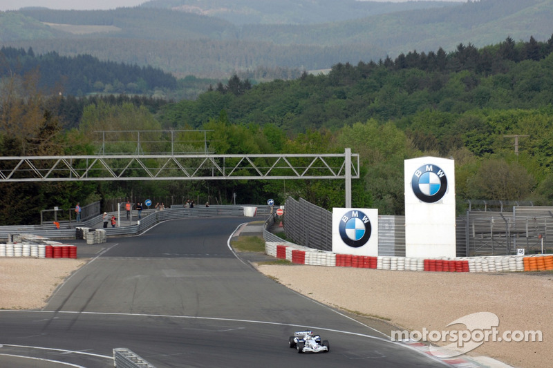 Nick Heidfeld, BMW Sauber F1 Team, met de BMW Sauber F1 over de Nordschleife