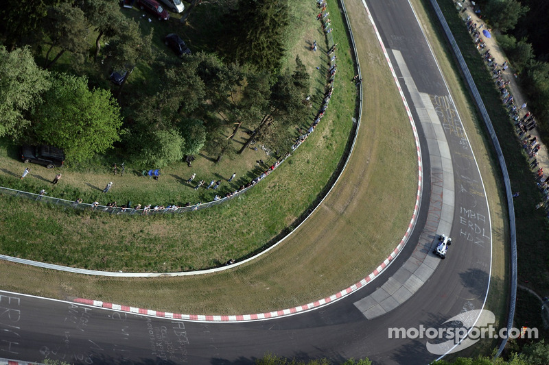Nick Heidfeld, BMW Sauber F1 Team, met de BMW Sauber F1 over de Nordschleife