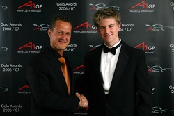 Michael Schumacher et le vainqueur de la coupe du monde motorsport pour l'équipe d'Allemagne, Nico Hülkenberg, pilote A1 Equipe d'Allemagne
