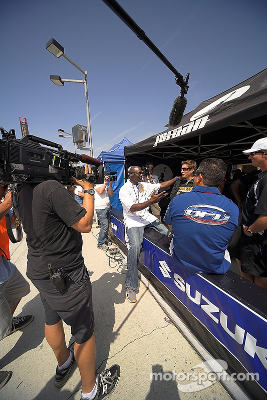 Michael Jordan y Nicky Hayden grabando un segmento para Speed TV Superbikes