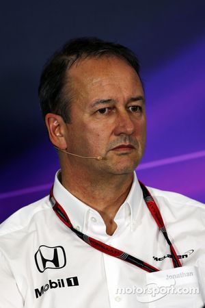 Jonathan Neale, director de operaciones de McLaren en la conferencia de prensa de la FIA