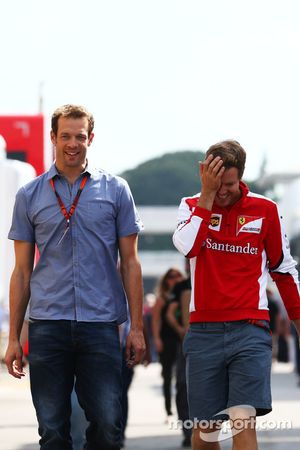 (Von links nach rechts): Alexander Wurz, Williams-Fahrercoach, mit Sebastian Vettel, Ferrari