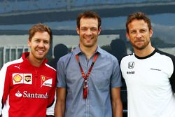 (Von links nach rechts): Sebastian Vettel, Ferrari, mit Alexander Wurz, Fahrercoach bei Williams, un