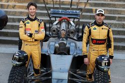 Romain Grosjean y Pastor Maldonado con el auto de Mad Max Lotus F1