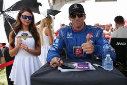 Justin Wilson, Dale Coyne Racing Honda with lovely Indianapolis Motor Speedway girl