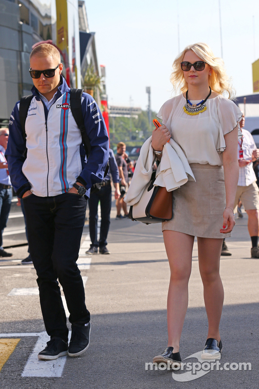 Valtteri Bottas, Williams, con su novia, Emilia Pikkarainen