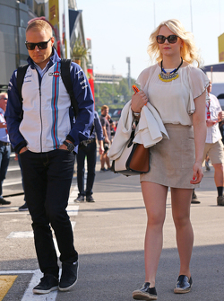 Valtteri Bottas, Williams, con su novia, Emilia Pikkarainen