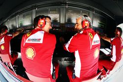 James Allison, Ferrari, Technischer Direktor Chassis, und Maurizio Arrivabene, Ferrari-Teamchef, an 