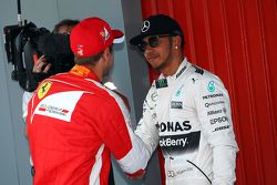 Льюис Хэмилтон, Mercedes AMG F1 и Себастьян Феттель, Ferrari поздравляют друг друга в закрытом парке