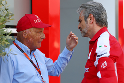 Niki Lauda, Mercedes presidente no ejecutivo con Maurizio Arrivabene, director del equipo Ferrari