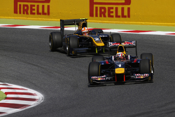 Pierre Gasly, DAMS leads Alex Lynn, DAMS