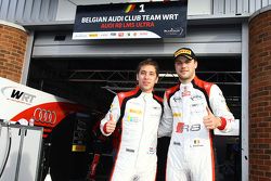 Ganador de la pole Robin Frijns y Laurens Vanthoor belga Audi del equipo del club WRT celebran