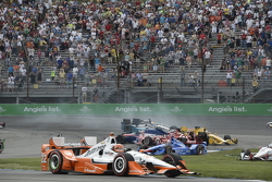 Départ : Scott Dixon, Chip Ganassi Racing Chevrolet en tête-à-queue