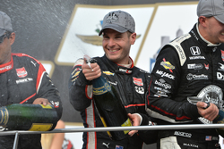 Podio: tercer lugar, Juan Pablo Montoya y el ganador Will Power, del equipo Penske y segundo lugar G
