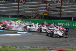 Arrancada accidente que involucra Helio Castroneves, del equipo Penske Chevrolet y Scott Dixon, Chip