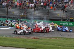 Start crash involving Helio Castroneves, Team Penske Chevrolet and Scott Dixon, Chip Ganassi Racing Chevrolet and others