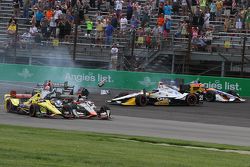 Accident au départ impliquant Helio Castroneves, Team Penske Chevrolet et Scott Dixon, Chip Ganassi Racing Chevrolet, avec d'autres