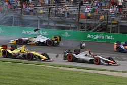 Arrancada accidente que involucra Helio Castroneves, del equipo Penske Chevrolet y Scott Dixon, Chip