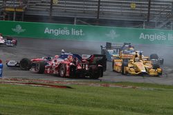 Start crash involving Helio Castroneves, Team Penske Chevrolet and Scott Dixon, Chip Ganassi Racing Chevrolet and others